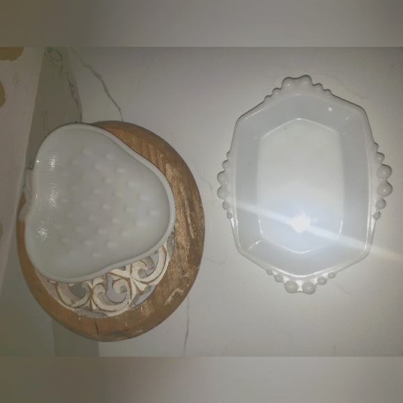 Two milk glass small plates - Picture 1 of 8